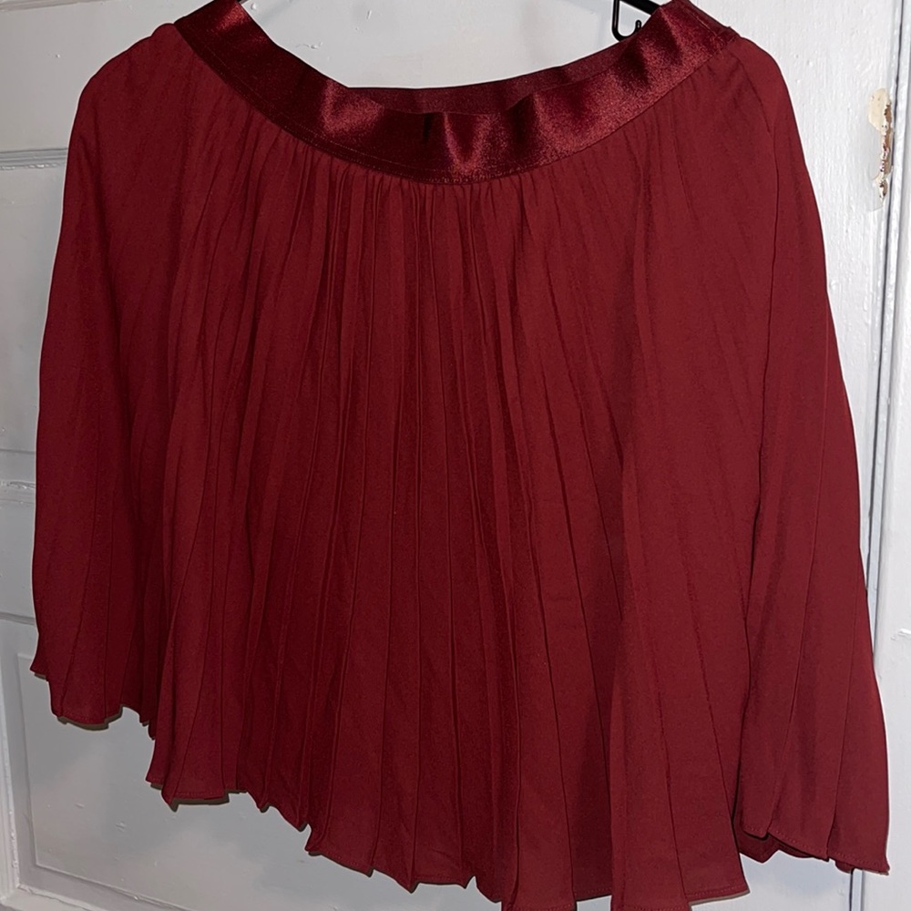 Pleated mini burgundy skirt